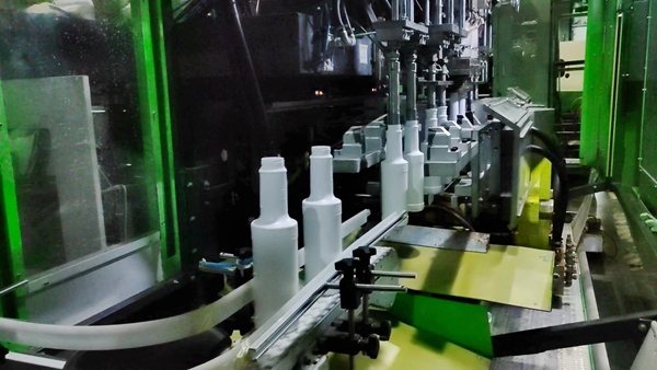 興田塑膠:吹塑生產(chǎn)車(chē)間自動(dòng)化傳送線 興田塑膠:吹塑生產(chǎn)車(chē)間自動(dòng)化傳送線